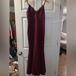 Lulu’s maroon bridesmaid dress